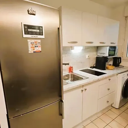 Mini-Studio Avec Kitchenette Ou Chambre Confort Avec Frigo Et Tv - Parking En Option Sur Resa ! Chaville Buitenkant foto