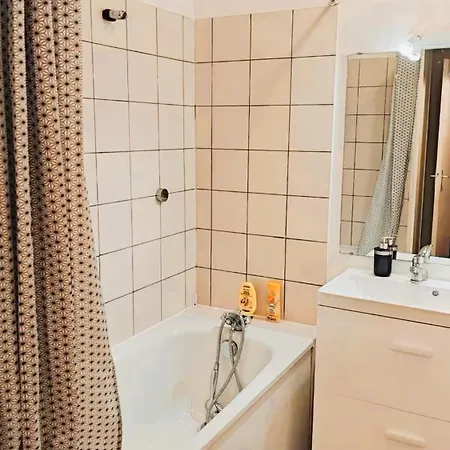 Mini-Studio Avec Kitchenette Ou Chambre Confort Avec Frigo Et Tv - Parking En Option Sur Resa ! Chaville Buitenkant foto